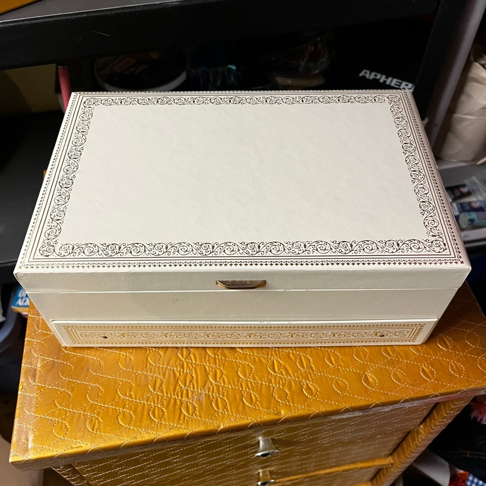 Vintage large Mele jewelry box.